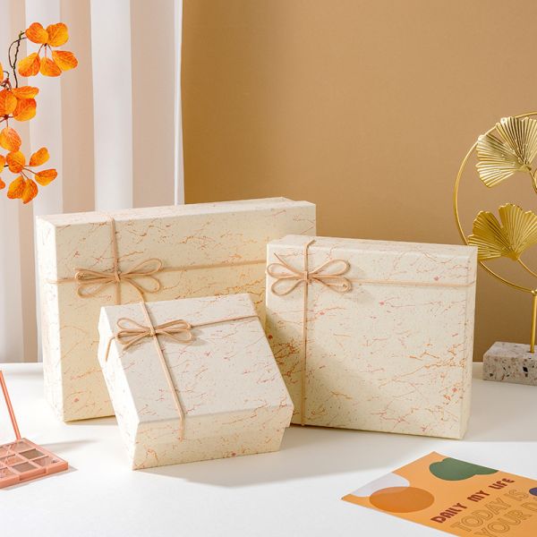 Boîte cadeau rigide personnalisée pour les anniversaires Emballage pour les cosmétiques Rôles de lèvres Souvenirs d'affaires et cadeaux de fête