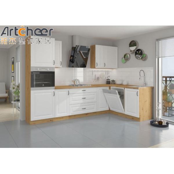 Современные кухонные шкафы и искусственный камень для классических столешниц