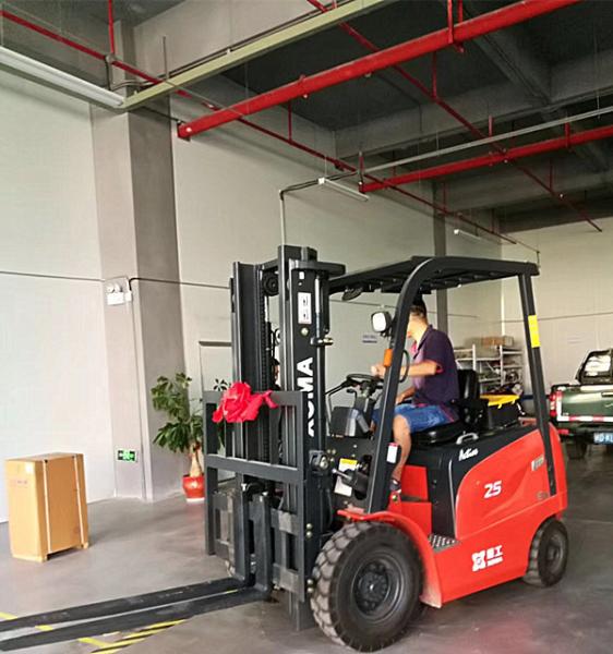 Four Wheel Electric Forklift Truck 3 Stage Free Lifting Mast 2.5 Ton Capacity