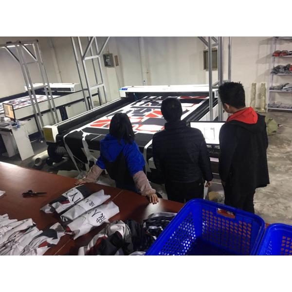 Резец лазера 1800×1000 с автоматом для резки лазера зрения камеры 100W