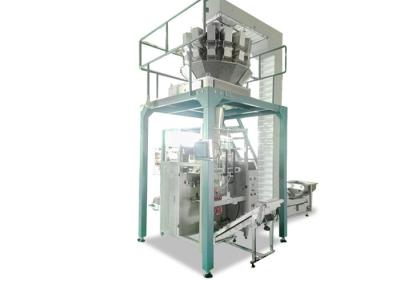 Os petiscos/enchimento do arroz e o tela táctil automáticos da máquina de embalagem operam-se