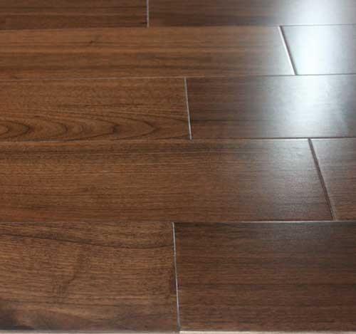 la noix américaine de catégorie de la meilleure qualité d'ab a machiné le plancher en bois, finissage sans heurt