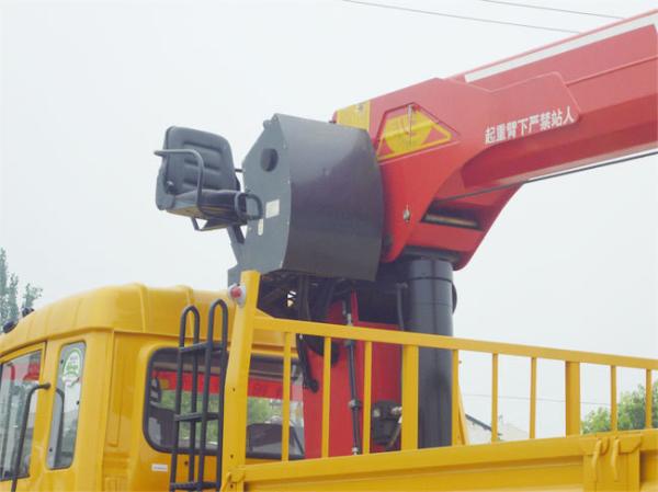 Une nouvelle grue de 18 tonnes montée sur un camion