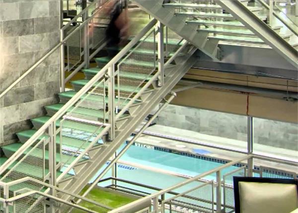 Carbon Steel Beam Zig Zag Glass Straight Flight Staircase Tempered Glass Stair Treads