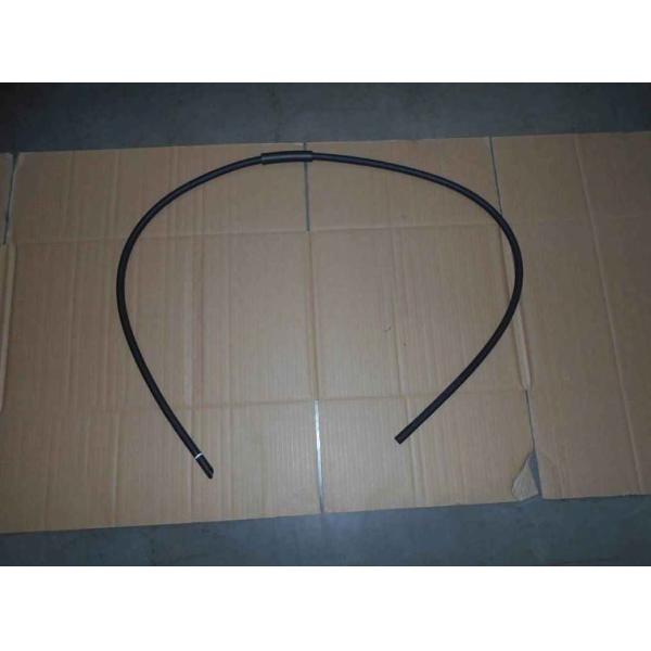 Geometria da Geely Um tubo de drenagem traseiro do teto solar de borracha ou plástico preto é usado para descarregar água do teto solar.