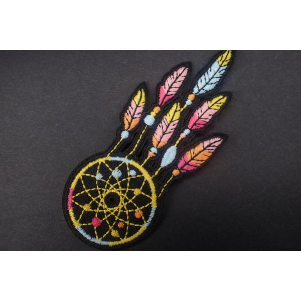 Вышитый утюг синеля на поддержке шьет на заплате ткани