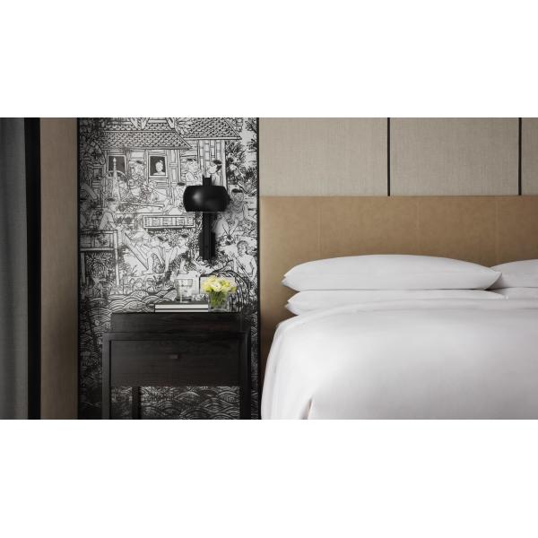 Подгонянные наборы мебели гостиницы свободные кладут в постель + софа + журнальный стол прикроватного столика