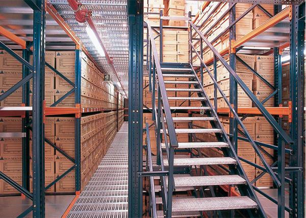 L'étagère résistante a soutenu la mezzanine d'entrepôt, mezzanine industrielle à plusieurs niveaux