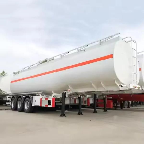 Heavy-Duty 12R20 Tyres With JOST 2/3.5 Bolted Type Tank Truck Semi-Trailer, Specially Designed For The Transport Of Fuel And Oil.