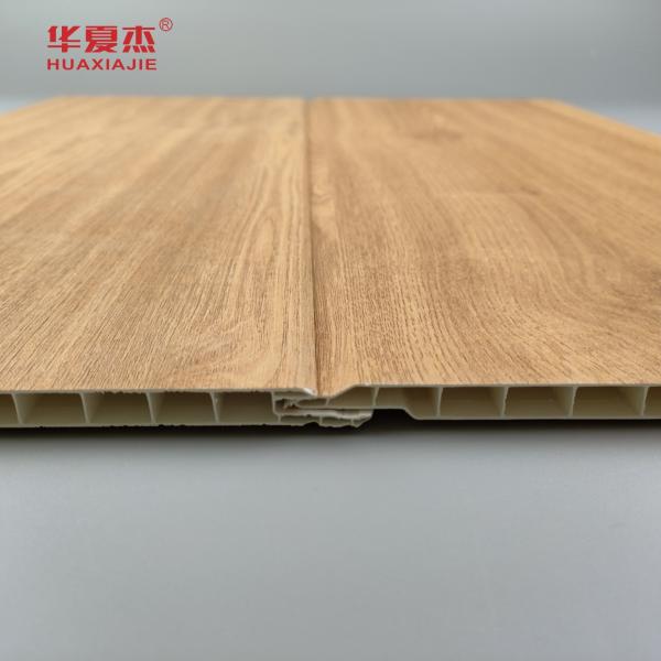 Panneaux muraux en PVC à grains de bois en gros Panneau de plafond en PVC anti rayures pour la décoration résidentielle