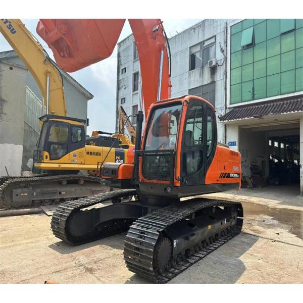 Оранжевый экскаватор на колесах DX225LC Doosan Backhoe
