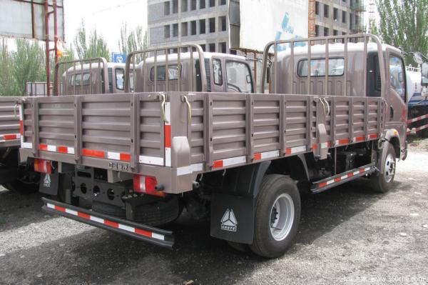 120HP HOWO Light Duty Commercial Trucks , Flatbed Cargo Truck 4X2 , Color Can Be Selected