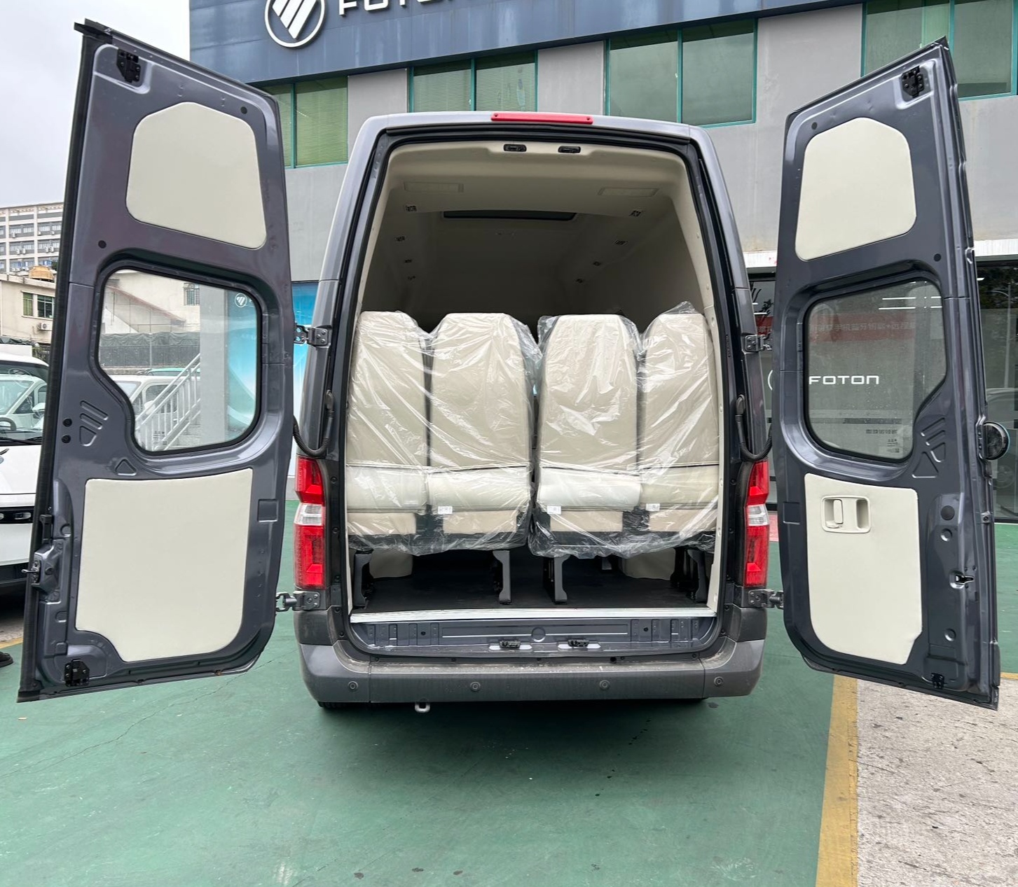 Long‑Wheelbase High‑Roof 4×2 Rear‑Wheel‑Drive 17‑Seat Electric Passenger Van - new energy passenger van