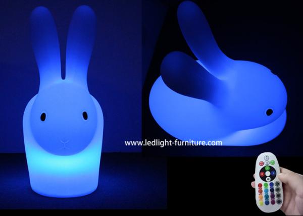 O coelho recarregável ilumina acima o tamborete para o jogo das crianças e a decoração do feriado da Páscoa