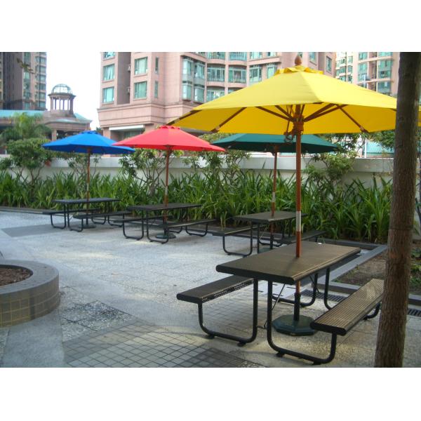 Стол для пикника на открытом воздухе из перфорированной стали с скамейками