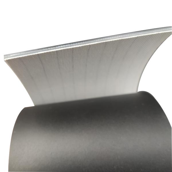 Des bandes transporteuses en PVC noir innovantes pour des solutions de fabrication de plastique