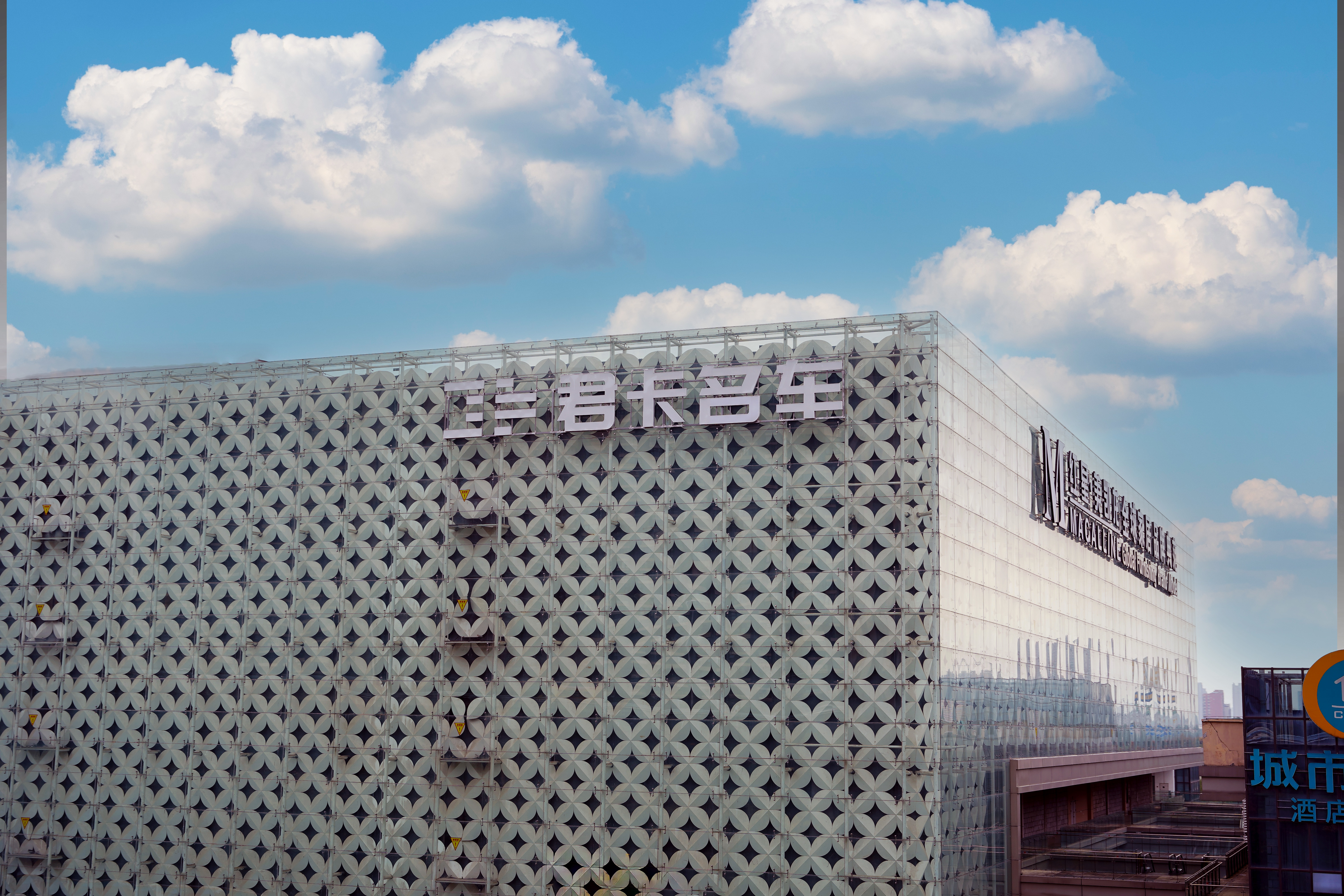 Hubei Xinjunka Automobile Service Co., Ltd