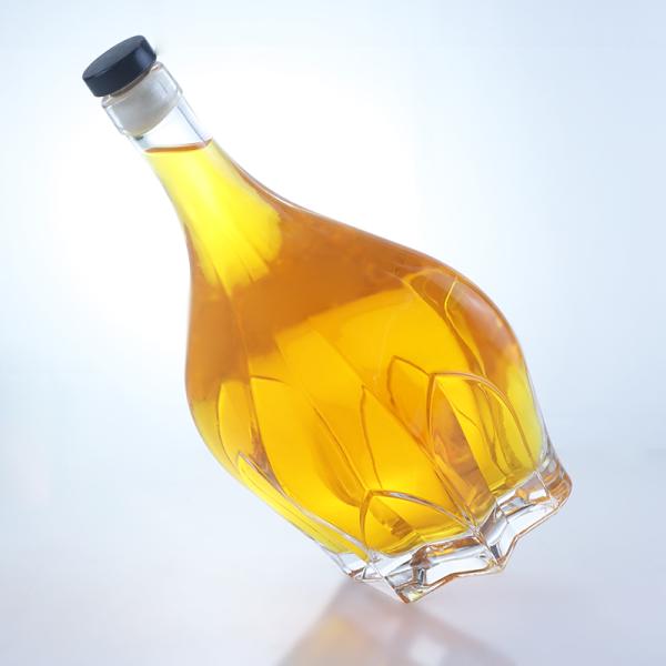 Flint Glass Embossed Design Screw Cap Spirit Bottle for Whisky Vodka Tequila Gin Rum