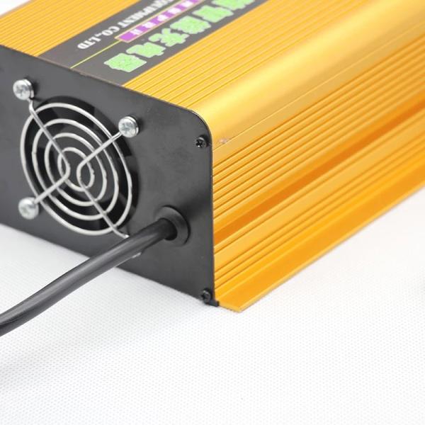 chargeur électrique de Turbo de lithium de chargeur de batterie de 67.2V 3A pour la moto de 16s 60v