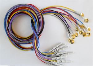 Cabos coloridos do EEG com a tira que chapeia os elétrodos do copo que protegem