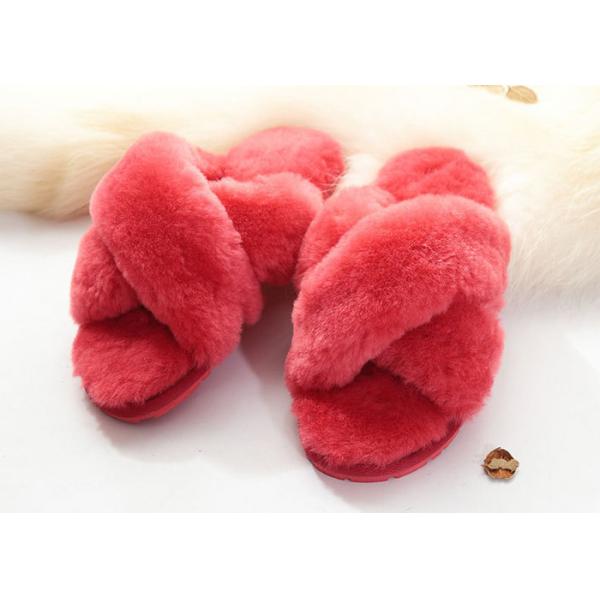 Тапочки женщин подкладки шерстей пушистые, подошва розовых теплых расплывчатых тапочек резиновая