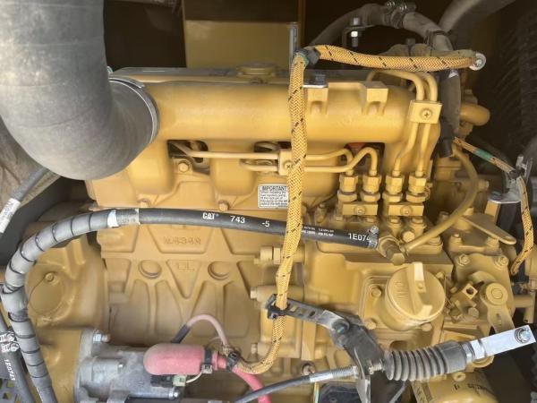 Excavadora Caterpillar 305.5E, peso operacional de 5,3 toneladas e cilindro hidráulico original