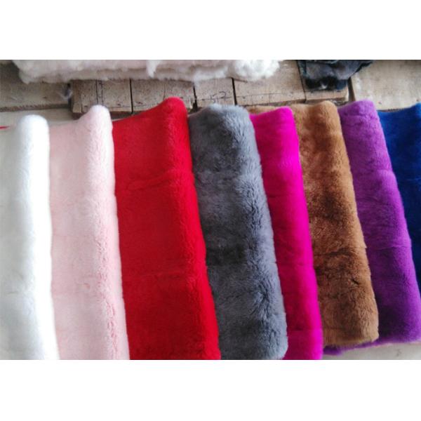 Uso esquilado del abrigo de pieles del conejo, pieles blancas de la piel del conejo de los pelos mullidos para la ropa