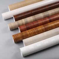 Film de meubles en vinyle autoadhésif à grains de bois texturés/papier peint décoratif Le choix idéal pour la décoration intérieure