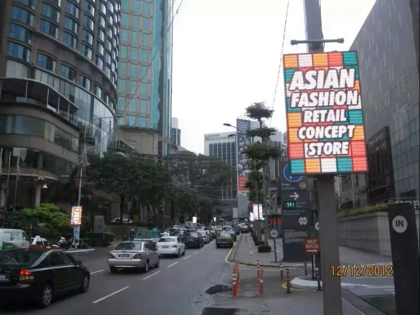 P3.84 Outdoor Led Advertising Board Screen Street Lights Display