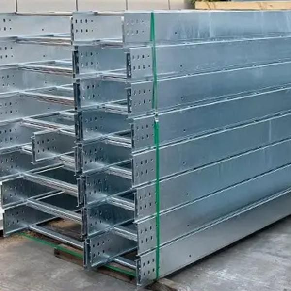 Cable de corriente de la bandeja de galvanizado de sumersión en caliente de la altura de conducción 25mm-150mm Conectores / pinzas incluidas