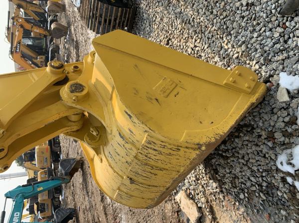 Excavating 22 tons of durable hydraulic track type PC Komatsu 220 second-hand excavator at a low price and selling well