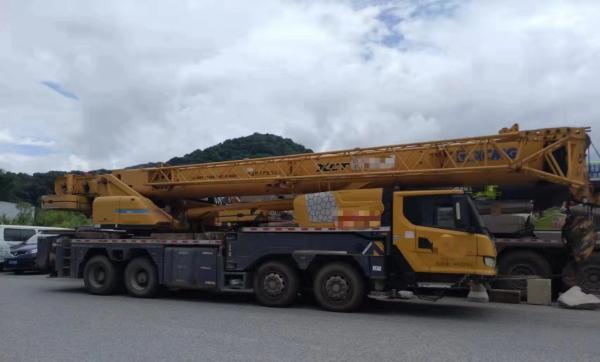 Crane orange 55TON Cran hydraulique terrestre mobile monté sur un camion