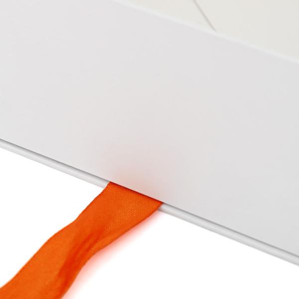 Clamshell Kraft Paper Foldable Paper Box Square Shape Magnetic Closure Box With Gold Foil LOGO