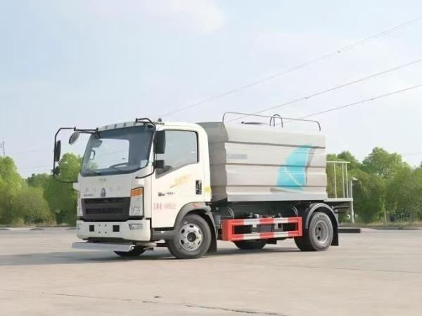 Manual Transmission Type 5 Ton 4 * 2 Mini Water Sprinkler Truck for Road Cleaning Outlet HoWo 14 m Range