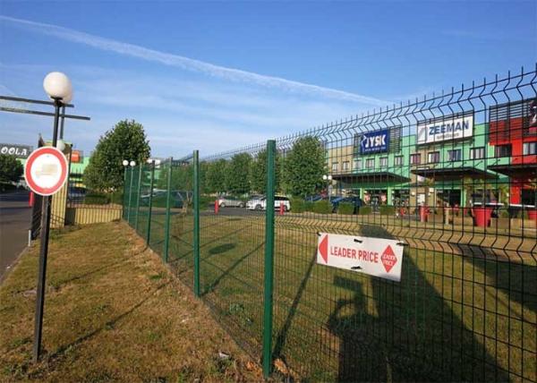 courrier de V incurvé par 100x300mm Mesh Security Fencing With Square