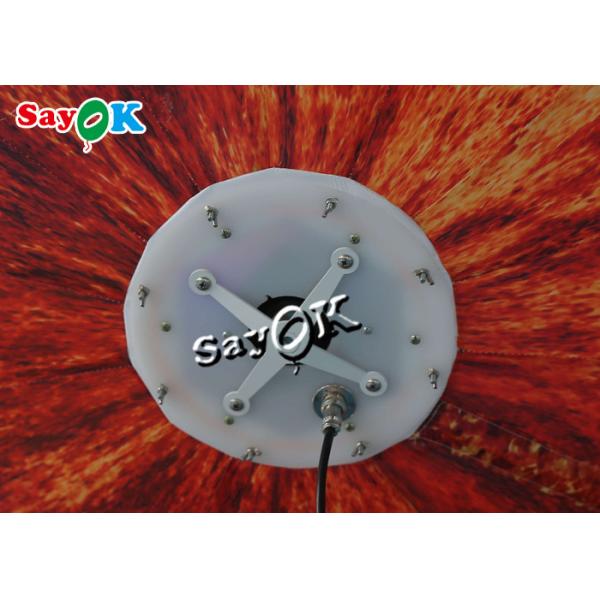 Крупный план украшения этапа концерта раздувной освещая большой горя Солнце на ночь партии