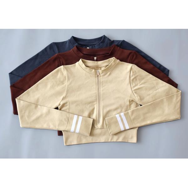 Йога Брауна безшовная устанавливает верхнюю часть урожая двойных частей Neckline v черные и набор шортов