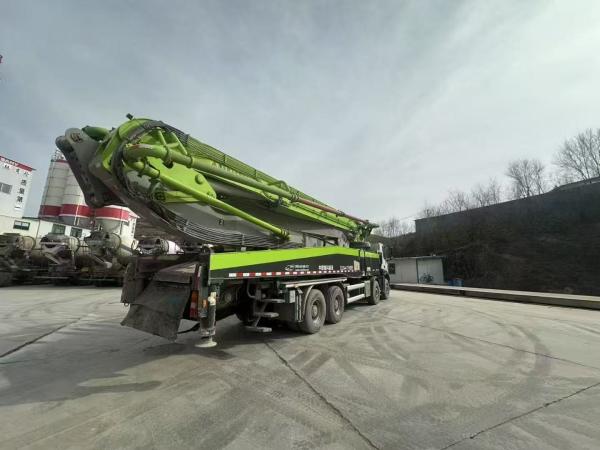 Vente chaude Chine Luxe camion de pompe à béton d'occasion pour location de matériel lourd 2020 année Zoomlion 56M avec châssis Benz Quelques kilomètres