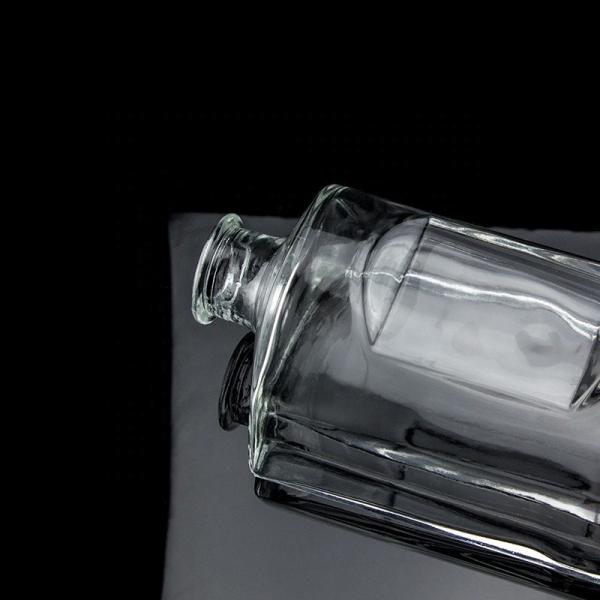 Botão de vidro de vodka de 750 ml de forma personalizada com tampa de cortiça e acabamento transparente em redondo