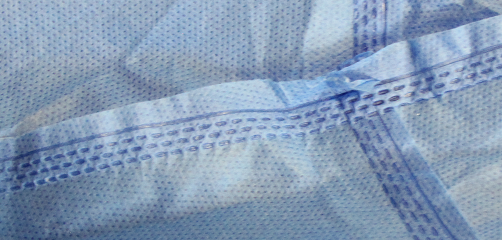 Unisex мантия SMS+PE 53GSM устранимая ультразвуковая соединяя швами со связями