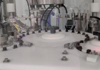 Machine de remplissage et de couvercle en ligne avec moteur principal ABB et précautions de sécurité