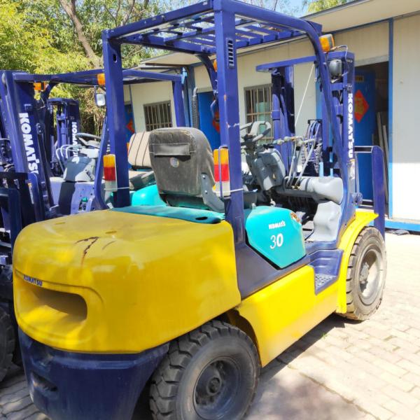 Komatsu FD30 Used Forklift Two Stage Material Handling Equipment 3 Ton