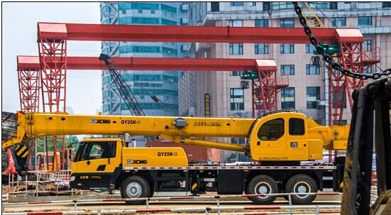 25 Ton Truck Mounted Mobile Crane , Weight Lifting Crane Max Lifting Height 42.15m