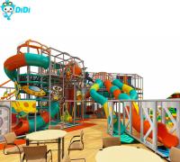 Terrain de jeux en intérieur à thème de l'espace pour enfants avec de grandes diapositives