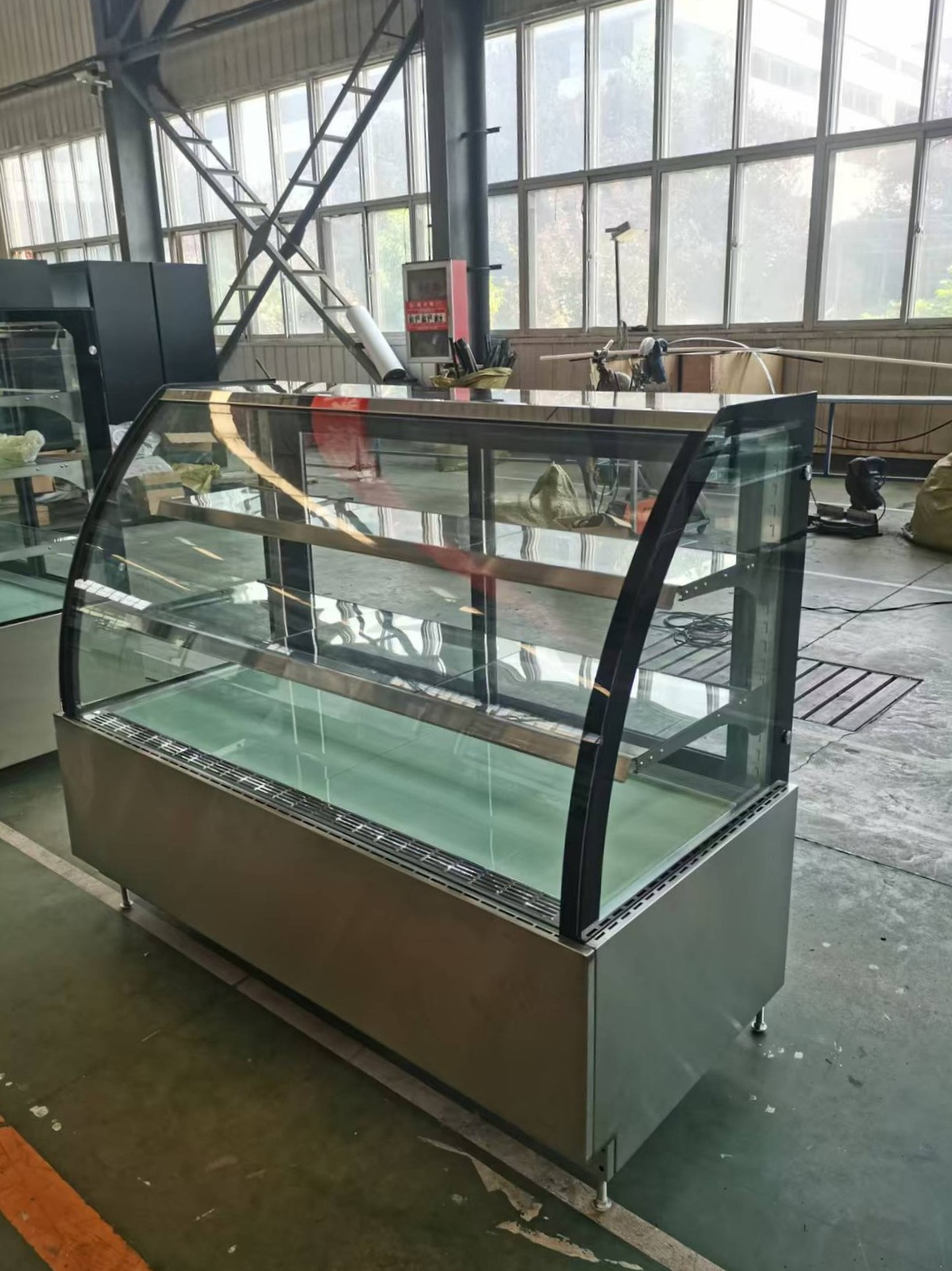 Bakery Refrigerated Display Case with Curved Glass and Wide Two-Shelf Presentation ROSA150DS
