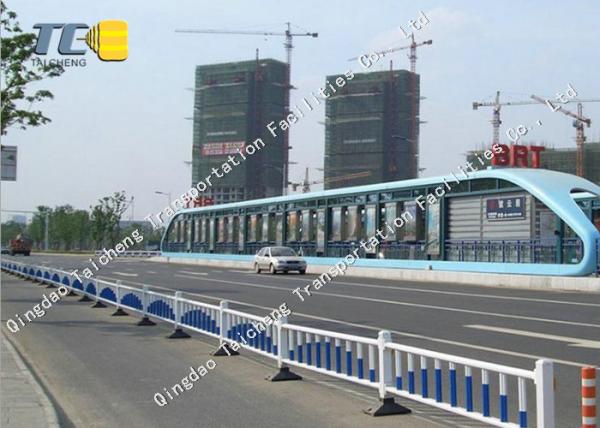 Portão de saída fechado, ligado, aço, plástico, vedação branca, rodovia municipal, construção galvanizada