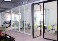Les portes pivotantes personnalisables sont l'exemple de l'élégance architecturale moderne.