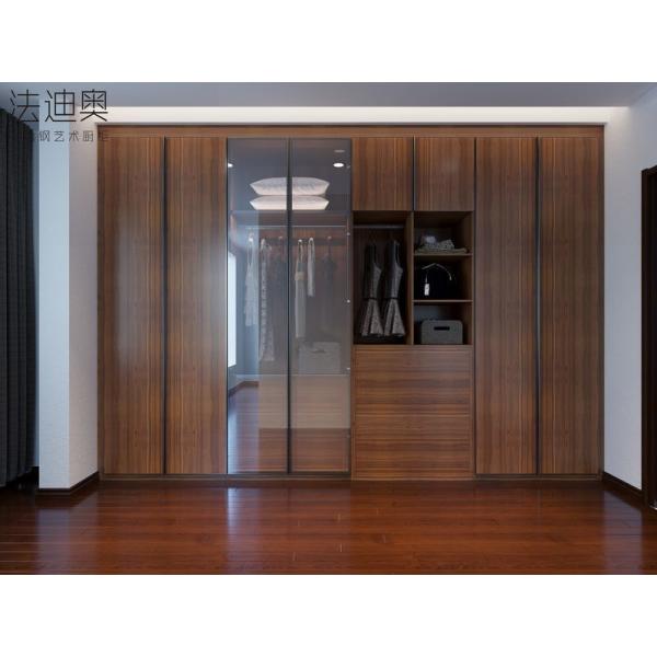 Elegancia tradicional china, efecto madera oscura, armario con acentos de vidrio y escritorio integrado