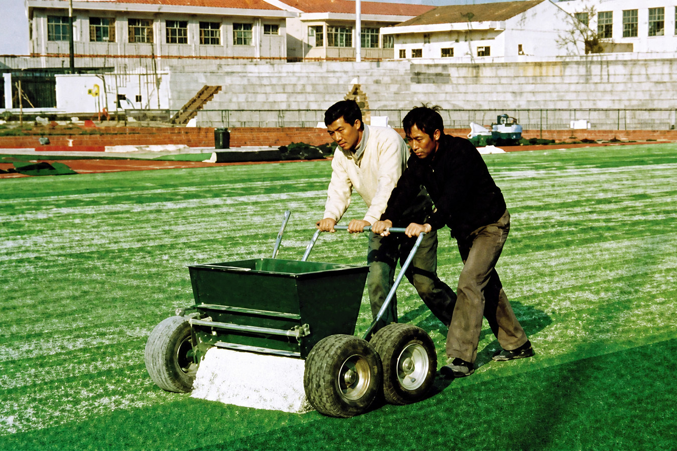 Manual Artificial Turf Sand Spreader 150kg | 700mm Infill Machine