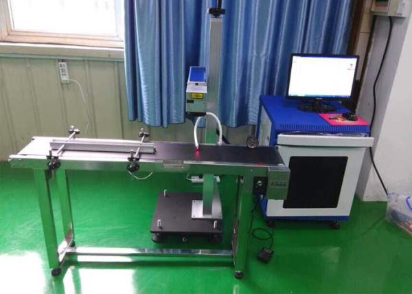 Máquina da marcação do laser da fibra com a máquina de impressão de voo apta do laser da correia transportadora